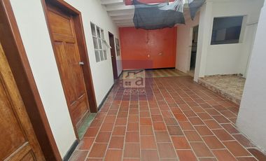 COD. 5863 - SE ARRIENDA CASA - BARRIO: SAN FRANCISCO