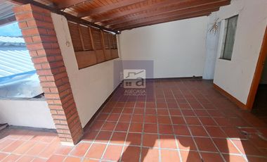 COD. 5863 - SE ARRIENDA CASA - BARRIO: SAN FRANCISCO