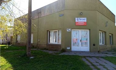 Se vende vivienda unifamiliar mas local comercial.