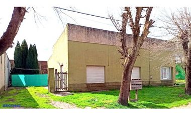 Se vende vivienda unifamiliar mas local comercial.