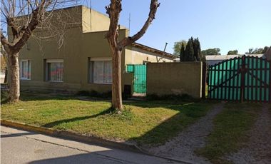 Se vende vivienda unifamiliar mas local comercial.
