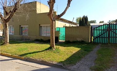Se vende vivienda unifamiliar mas local comercial.