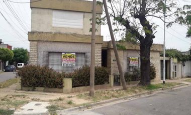 Casa con Departamento en venta en Caseros