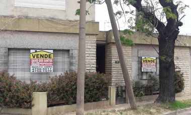 Casa con Departamento en venta en Caseros