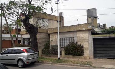 Casa con Departamento en venta en Caseros