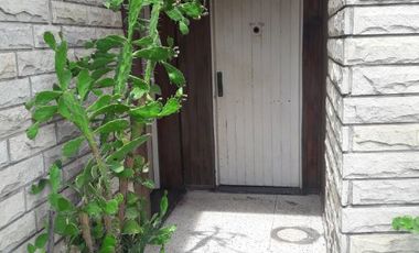 Casa con Departamento en venta en Caseros