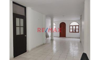 📍 Ubicación estratégica | 📐 120 m² de terreno | 206 m² construidos | 💰 Ideal para vivir e invertir

Si buscas una casa espaciosa para tu familia o u