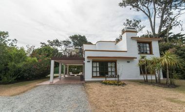 Hermosa casa compra o alquiler de 4 dormitorios con barbacoa techada en amplio patio con vista al mar en Pinares, Punta del Este