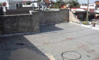 CASA MULTIFAMILIAR 7 AMBIENTES CON ENTRADA DE AUTO