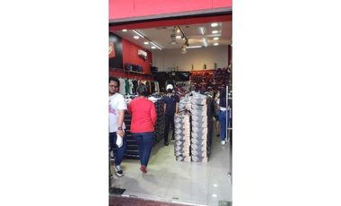 Se alquila local de 125 mts en Centro Comercial Los pueblos  $3500