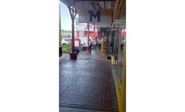Se alquila local de 125 mts en Centro Comercial Los pueblos  $3500