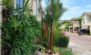 Casa en Venta Urb. Colinas del Bosques, Via La Costa