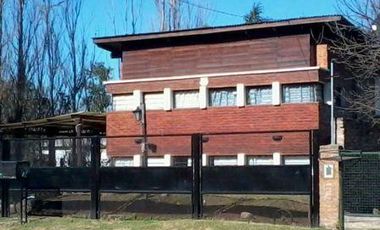 Casa rústica y moderna en Ibarlucea, dos dormitorios, pileta.