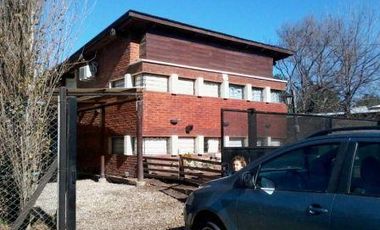 Casa rústica y moderna en Ibarlucea, dos dormitorios, pileta.