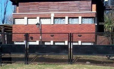 Casa rústica y moderna en Ibarlucea, dos dormitorios, pileta.