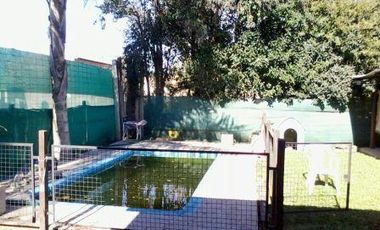 Casa rústica y moderna en Ibarlucea, dos dormitorios, pileta.