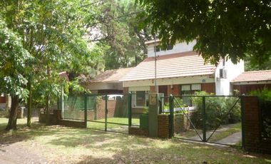 CASA EN BARRIO PARQUE GOLF