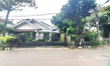 Disewakan Rumah 1 Setengah Lantai di Kuricang Bintaro Jaya Sektor 3A.
