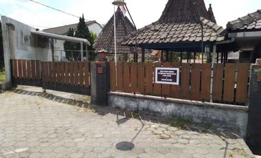 Rumah Dan Ruang Usaha di Pinggir Jalan Jogja - Magelang