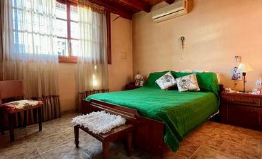 Departamento de 4 o más AMBIENTES ubicado a metros de la AV Tomás Espora .