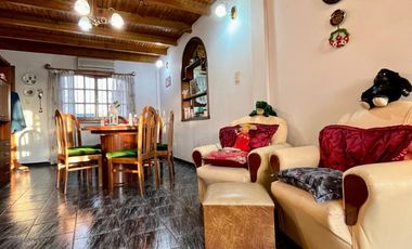 Departamento de 4 o más AMBIENTES ubicado a metros de la AV Tomás Espora .