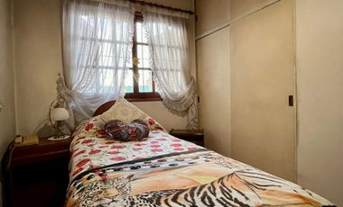 Departamento de 4 o más AMBIENTES ubicado a metros de la AV Tomás Espora .