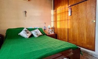 Departamento de 4 o más AMBIENTES ubicado a metros de la AV Tomás Espora .