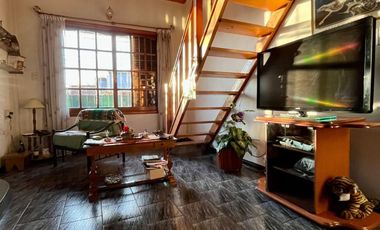 Departamento de 4 o más AMBIENTES ubicado a metros de la AV Tomás Espora .