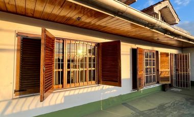 Departamento de 4 o más AMBIENTES ubicado a metros de la AV Tomás Espora .