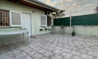 Departamento de 4 o más AMBIENTES ubicado a metros de la AV Tomás Espora .