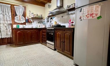 Departamento de 4 o más AMBIENTES ubicado a metros de la AV Tomás Espora .