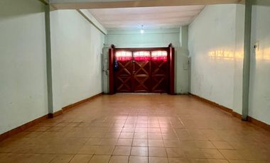 Departamento de 4 o más AMBIENTES ubicado a metros de la AV Tomás Espora .