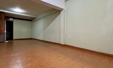 Departamento de 4 o más AMBIENTES ubicado a metros de la AV Tomás Espora .