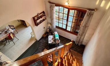 Departamento de 4 o más AMBIENTES ubicado a metros de la AV Tomás Espora .