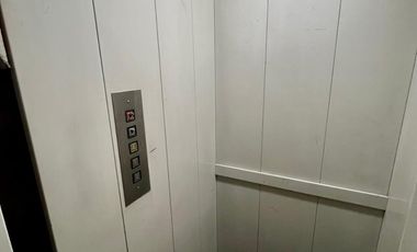 Departamento de 4 o más AMBIENTES ubicado a metros de la AV Tomás Espora .