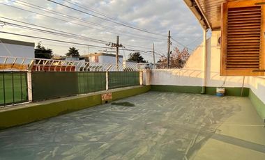 Departamento de 4 o más AMBIENTES ubicado a metros de la AV Tomás Espora .