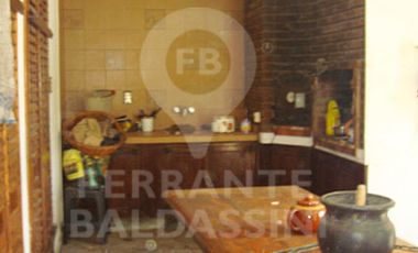 BURZACO - Hermosa y Cómoda casa en 4 niveles. Gran construcción! 170 m2 con quincho y pileta / Se puede anexar terreno lindante