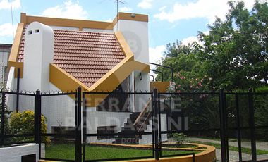 BURZACO - Hermosa y Cómoda casa en 4 niveles. Gran construcción! 170 m2 con quincho y pileta / Se puede anexar terreno lindante