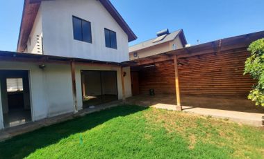 GRACE KELM vende Casa impecable 3d 3b C/3 estacionamientos  patio y quincho  en Peñaflor
