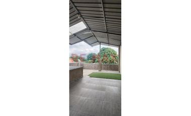 En Venta!! Casa De 3 Pisos En Avenida 2 De Mayo - Moyobamba.
