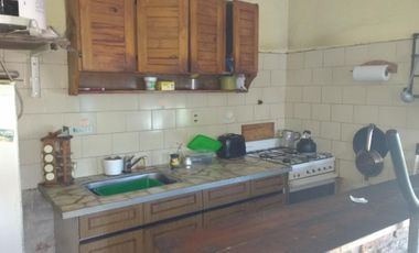 Dos Casas y Dos Locales Comerciales en buena zona comercial de Burzaco