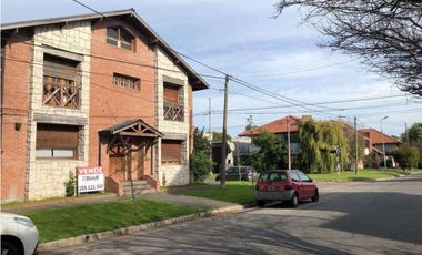 Casa en esquina, 3 dormitorios, parque, barrio residencial San Carlos