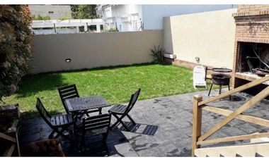 Casa en esquina, 3 dormitorios, parque, barrio residencial San Carlos