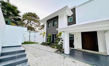 Residencia en exclusivo condominio.