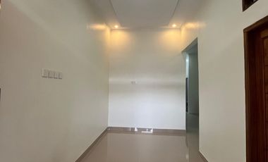 Rumah SHM dekat Plaza Taman Harapan Baru Dibantu KPR J-38107