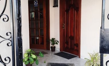 Consultorios en la Col. Flores Magon sobre av. principal. Recepcionista y baño