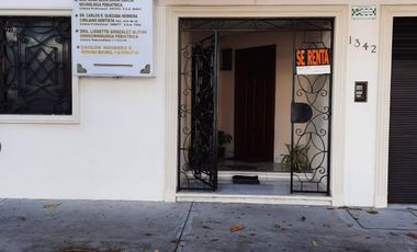 Consultorios en la Col. Flores Magon sobre av. principal. Recepcionista y baño