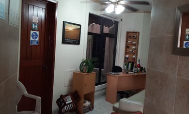 Consultorios en la Col. Flores Magon sobre av. principal. Recepcionista y baño