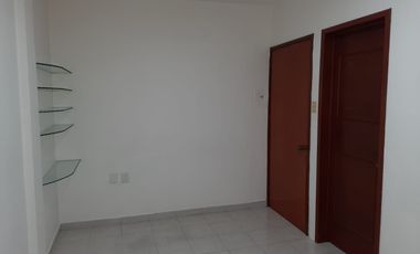 Consultorios en la Col. Flores Magon sobre av. principal. Recepcionista y baño