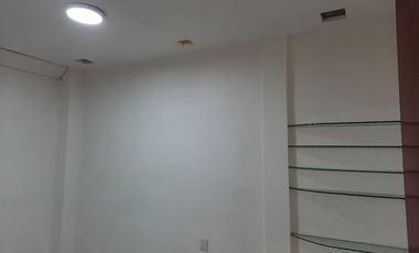 Consultorios en la Col. Flores Magon sobre av. principal. Recepcionista y baño